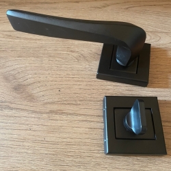 DENİZ GÖZDE ROZETLİ KARE KAPI KOLU WC SİYAH