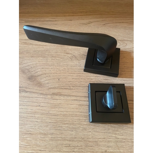 DENİZ GÖZDE ROZETLİ KARE KAPI KOLU WC SİYAH